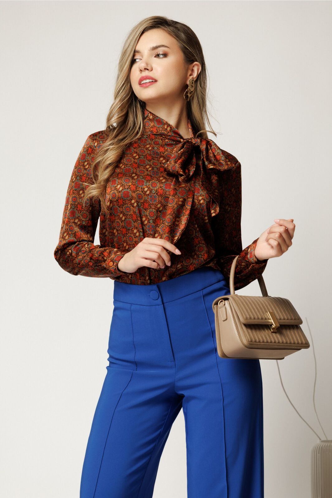 Black Friday Bluza eleganta maro cu imprimeuri caramizii din satin