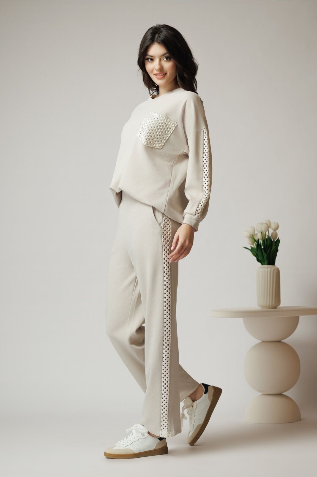 Black Friday Pantaloni casual din bumbac bej cu dantela pe laterale