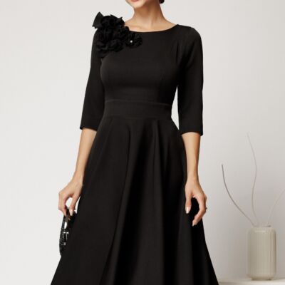 Black Friday Rochie DY Fashion midi neagra din stofa in clos cu floare la bust