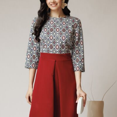 Black Friday Rochie DY Fashion office cu fusta din stofa bordo si bust din jerse cu imprimeu