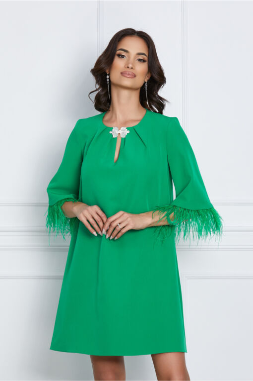 Black Friday 2022 Rochie Dy Fashion verde deschis cu accesoriu la decolteu si pene la maneci