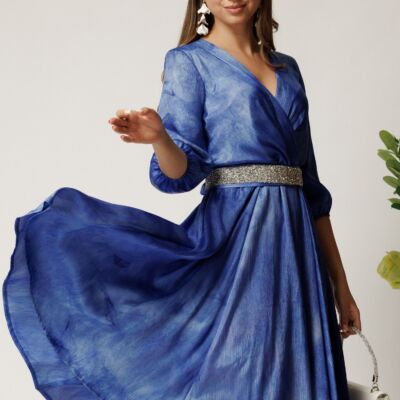 Black Friday Rochie Julia midi albastra din satin in clos cu aspect sidefat si cordon cu strasuri