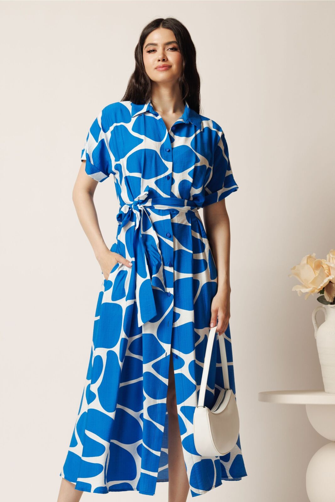 Black Friday Rochie midi albastra cu alb din viscoza in clini cu nasturi si cordon in talie