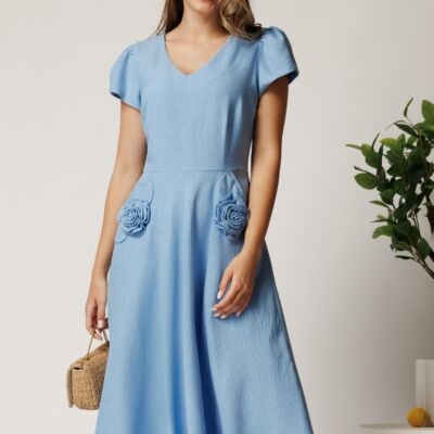 Black Friday Rochie midi bleu din material fluid in clos cu trandafiri pe buzunare