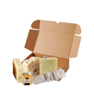 Black Friday 2022 Set cadou cosmetice naturale „Rosemary”cu sapun cu ulei de rozmarin (100gr) + sapuncu ulei de mușetel (100gr) + sapun de trandafiri (120gr) + miere (60gr) + prosop (30x50cm)